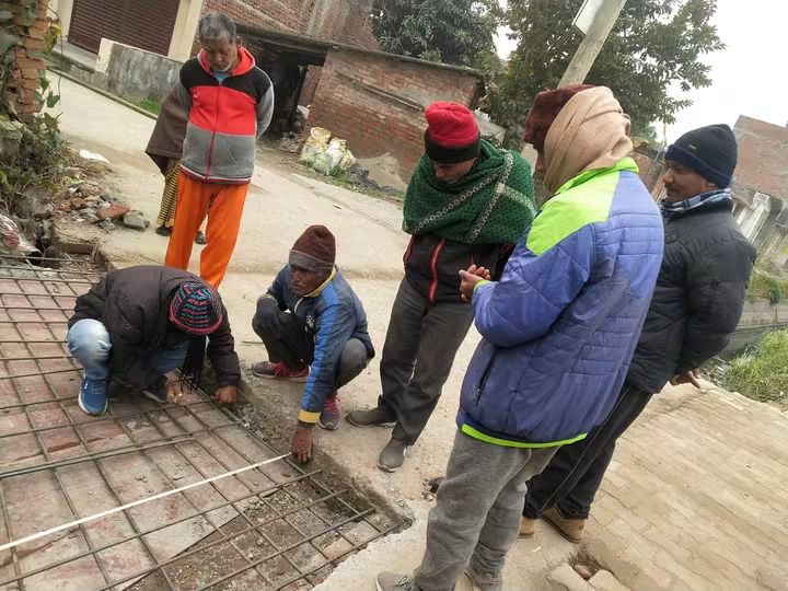 नाली अथवा सड़क निर्माण का संबंधित दृश्य; विशिष्ट स्थान की पुष्टि नहीं